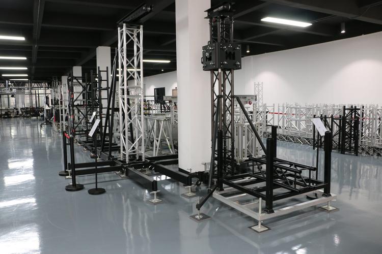 弘孜舞台升级展厅和办公室,将产品展示与真实案例相结合,让参观者身临